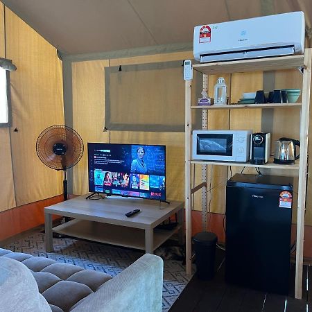 Rembulan Escape - Beachfront Safari Tent Kampung Penarik Bagian luar foto
