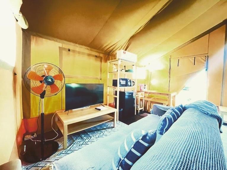 Rembulan Escape - Beachfront Safari Tent Kampung Penarik Bagian luar foto