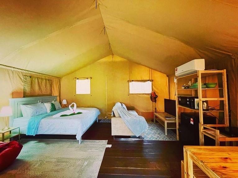 Rembulan Escape - Beachfront Safari Tent Kampung Penarik Bagian luar foto